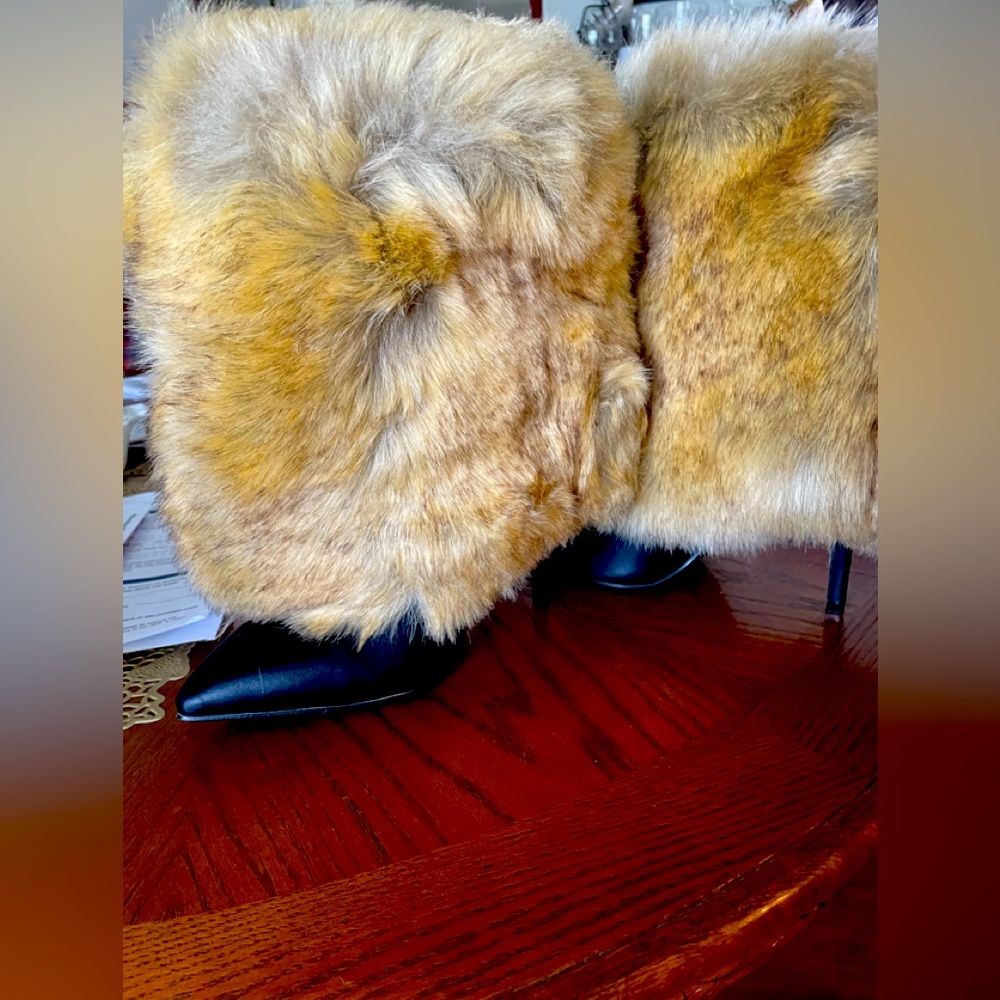Beautiful faux fur cuff boots